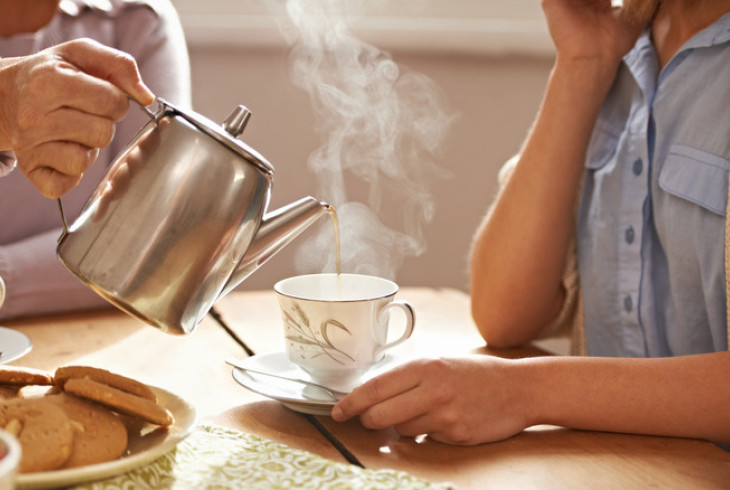 Яагаад зүүн гараараа хүнд юм өгч болдоггүй вэ?