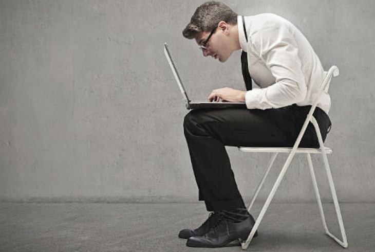 Нуруугаа бөгтийлгөж суудаг хүнээс асуудал салдаггүй.