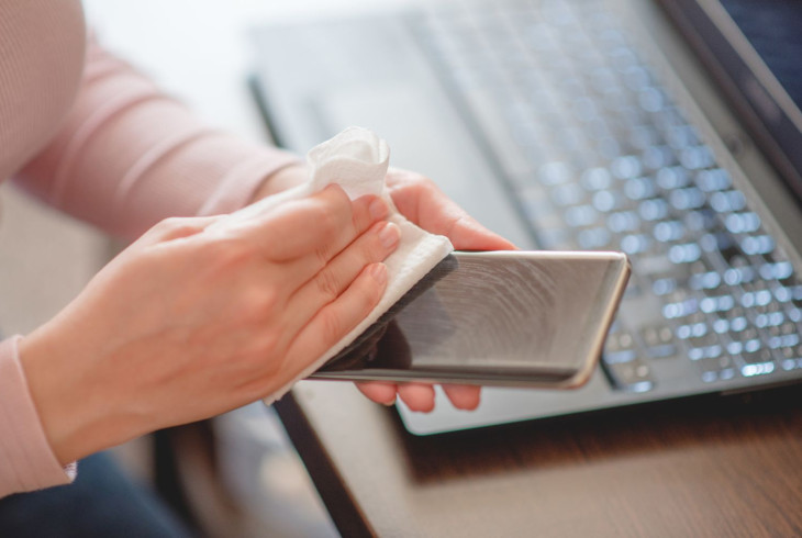 Гар утасны дэлгэцээ үргэлж цэвэрхэн байлга.